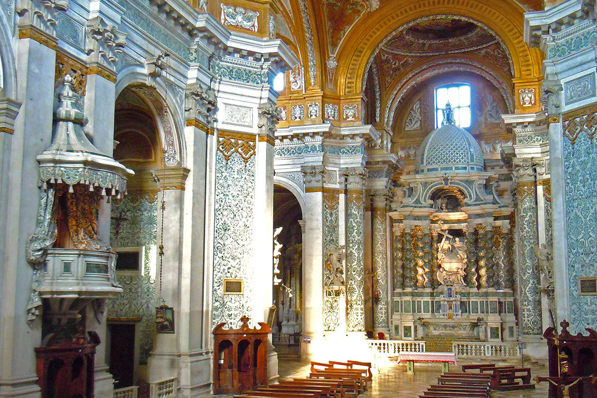 interno chiesa gesuiti